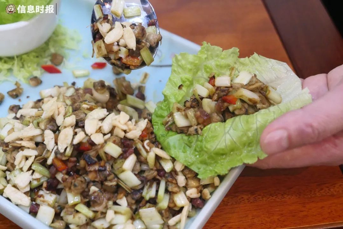 “生拆蚬肉生菜包”以时令荞菜和黄沙蚬肉为馅，冷“皮”（生菜）热馅包着吃，惹味不失清爽。信息时报记者 徐敏 摄