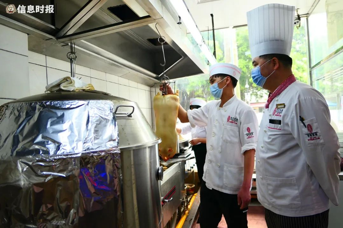 烘干后的猪将要放进烤箱。信息时报记者 徐敏 摄