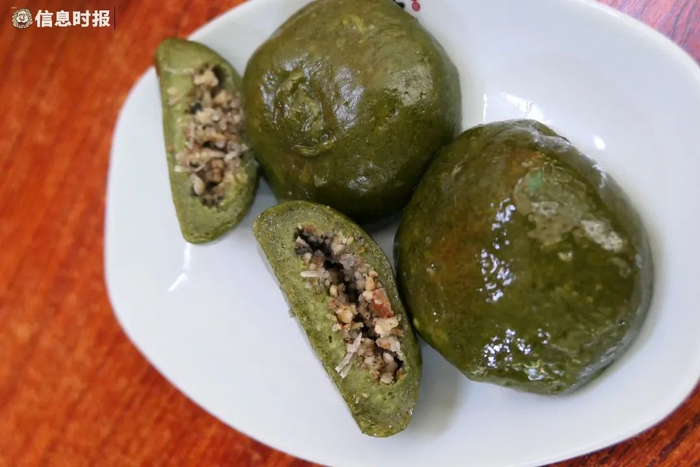 花生芝麻椰丝馅艾饼。信息时报记者 徐敏 摄