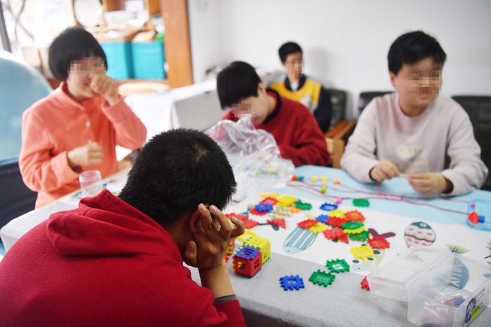 北京慧灵智障人士服务中心，孤独症孩子们在玩玩具。新京报记者 李木易 摄