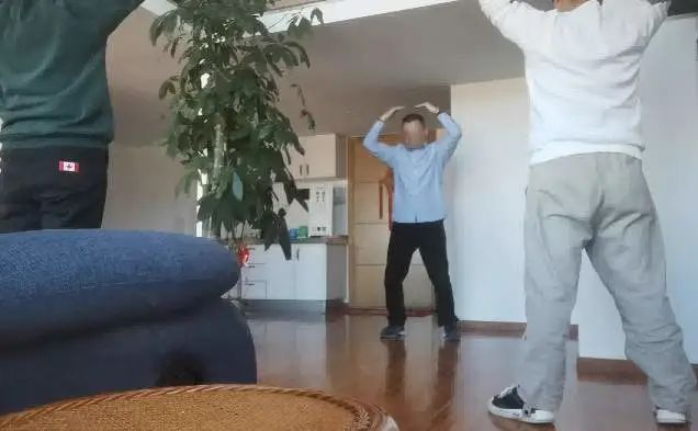 讲师桢如带领学员“练功服气”。人民网 游天燚 摄