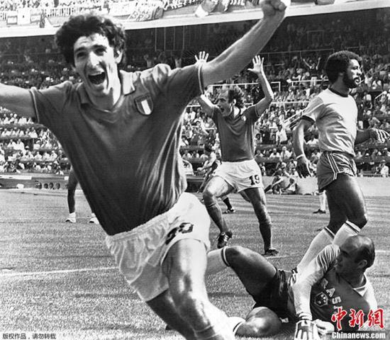 资料图：图为1982年西班牙世界杯，意大利球员保罗·罗西在意大利对阵巴西的比赛中打入第二粒进球后庆祝。