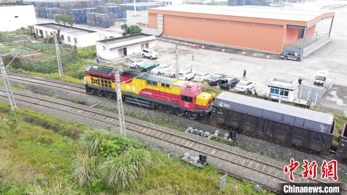 图为陆海新通道中缅印国际联运班列正缓缓驶出。　肖江川 摄