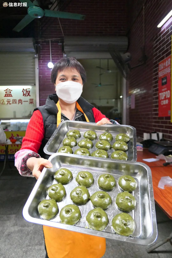 老板娘坚持手制艾饼。信息时报记者 徐敏 摄