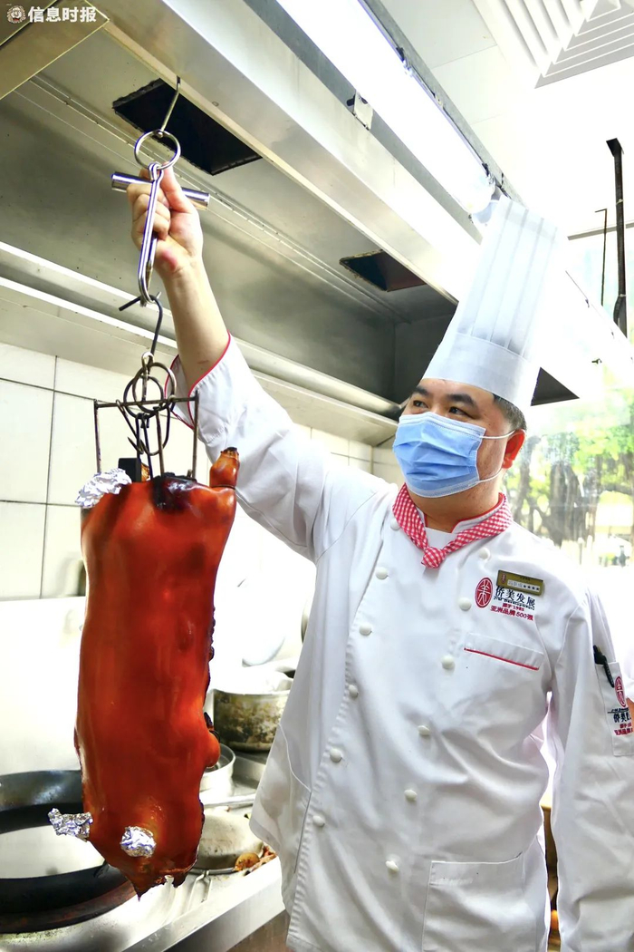 新鲜出炉的烧猪。信息时报记者 徐敏 摄