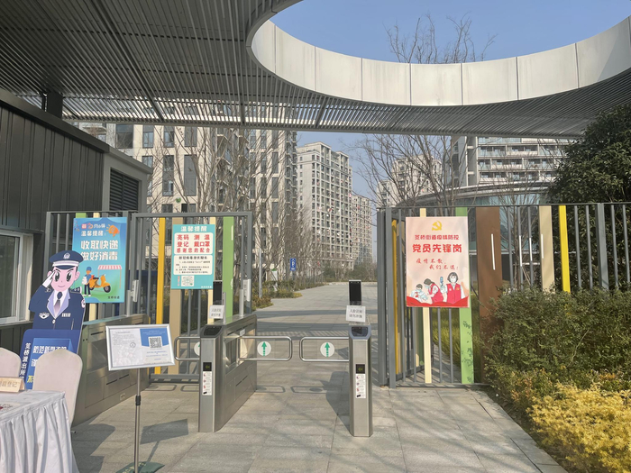 宁巢明石公寓大门配有人脸识别系统。
