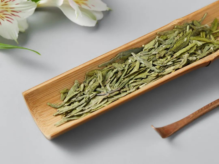 △上等西湖龙井，色泽翠中隐黄，是手工特有的“糙米色”