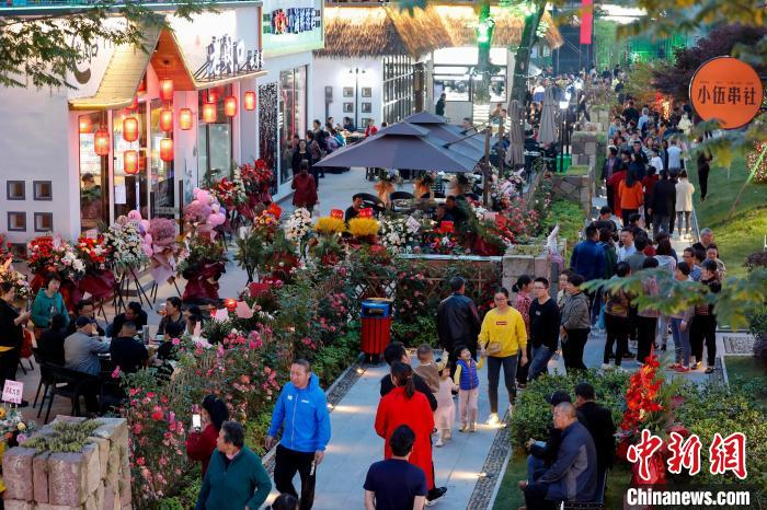 市民游客在安徽屯溪夜市上观光游玩。　施亚磊 摄