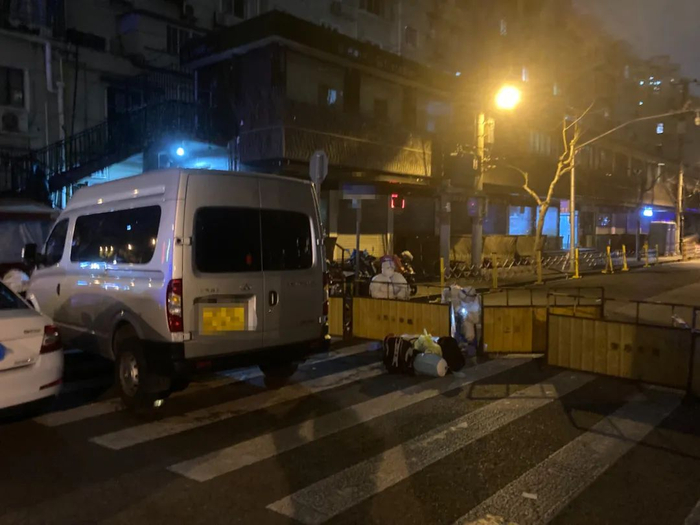 伊林和室友在去隔离之前把猫狗送到小区门口。| 图片由本人提供