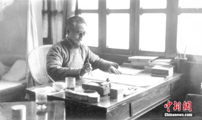1937年春丰子恺在缘缘堂二楼书房作画。宋雪君供图