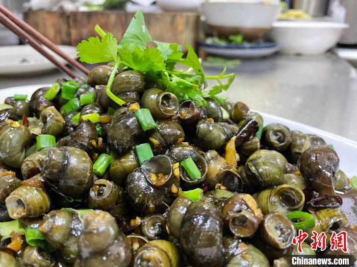 爆炒螺蛳。　庄源 　摄