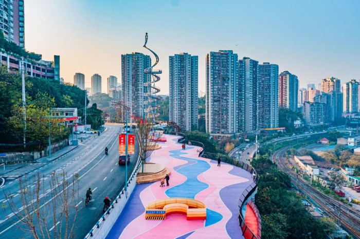 ▲黄桷坪山城步道上的彩色路