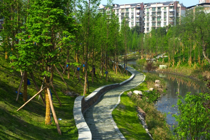 ▲跳蹬河沿岸的步道