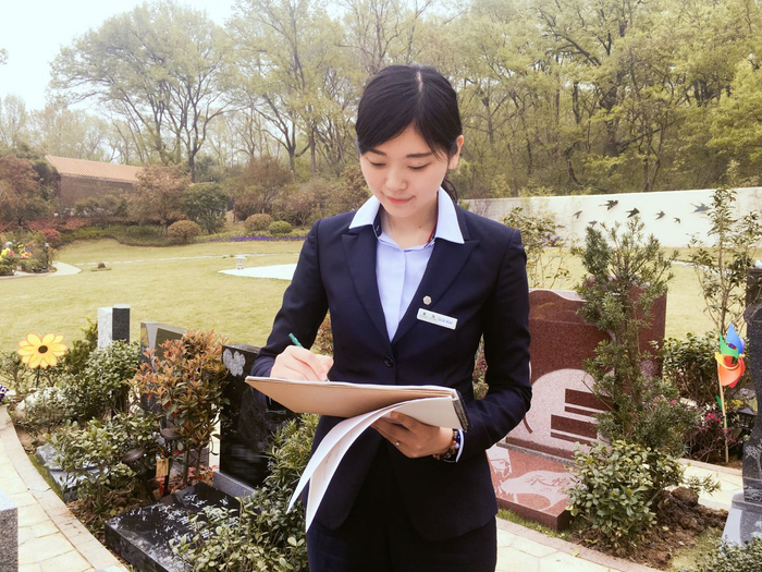 墓碑设计师李飞鸿在绘制图纸。受访者供图