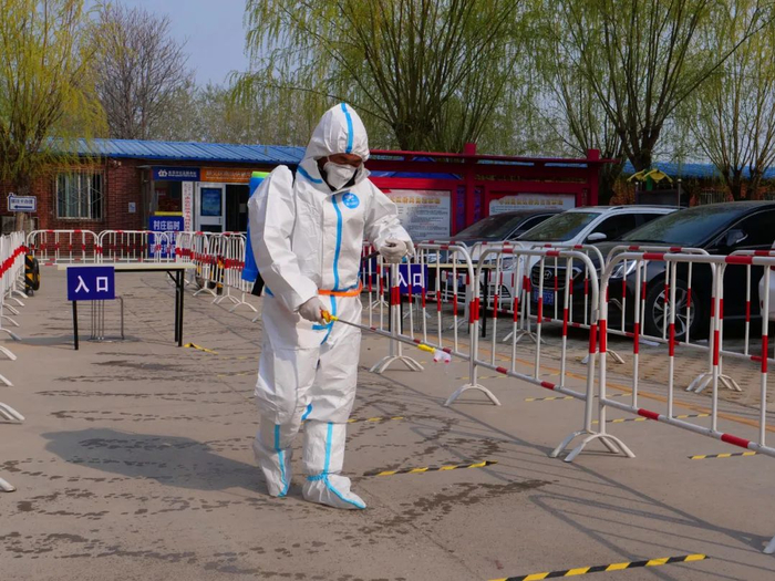 南法信镇华英园社区工作人员进行环境消杀。