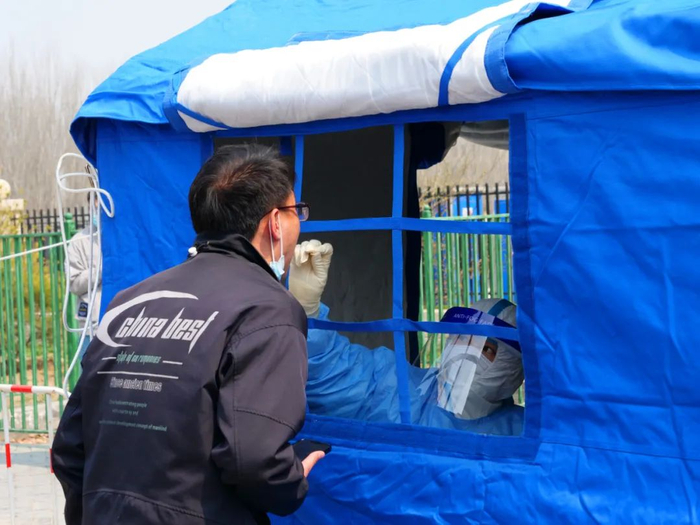 南法信镇焦各庄村有序开展核酸检测。