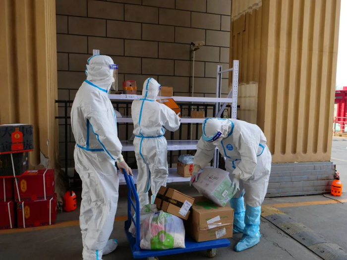 南法信镇华英园社区工作人员为居民配送物资。