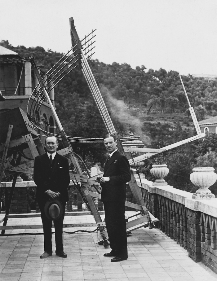 1933 年，马可尼在圣玛格丽塔使用最新型短波天线