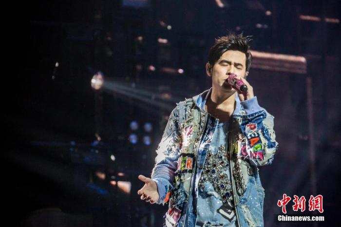 资料图为周杰伦在演唱会上表演。中新社发 陈路 摄