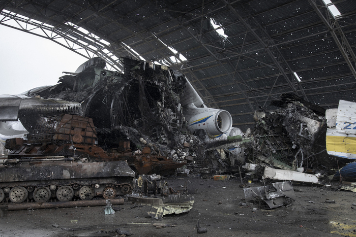当地时间2022年4月3日，安-225的机身被炸毁得支离破碎。