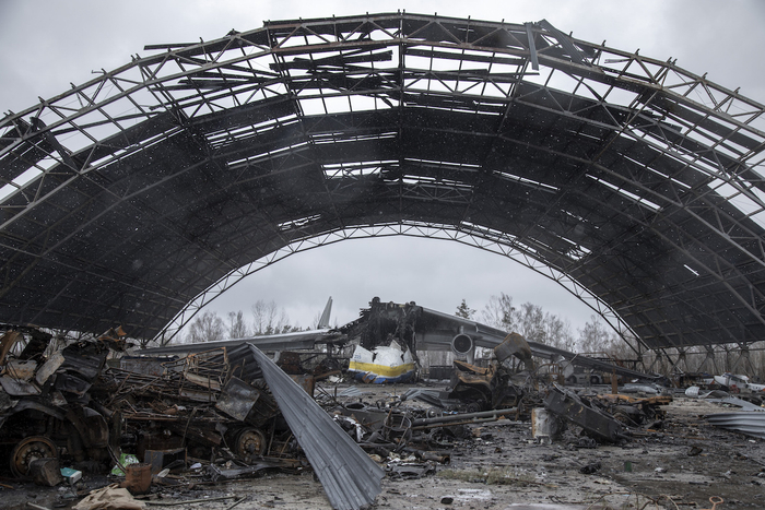 当地时间2022年4月3日，遭到轰炸后的运输机安-225在安东诺夫机场机库中。