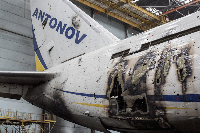 当地时间2022年4月3日，被炸毁的安-225飞机尾部。