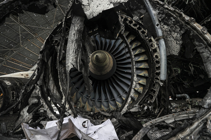 当地时间2022年4月3日，被炸毁的安-225发动机。