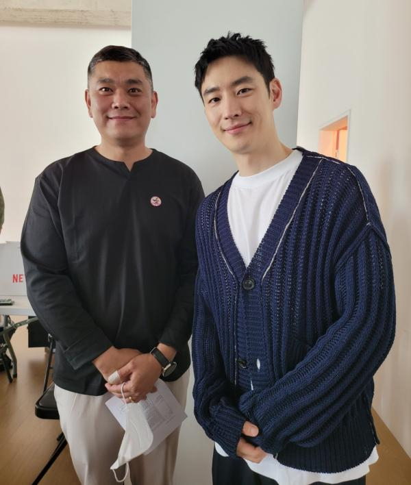 作者（左）与演员李帝勋