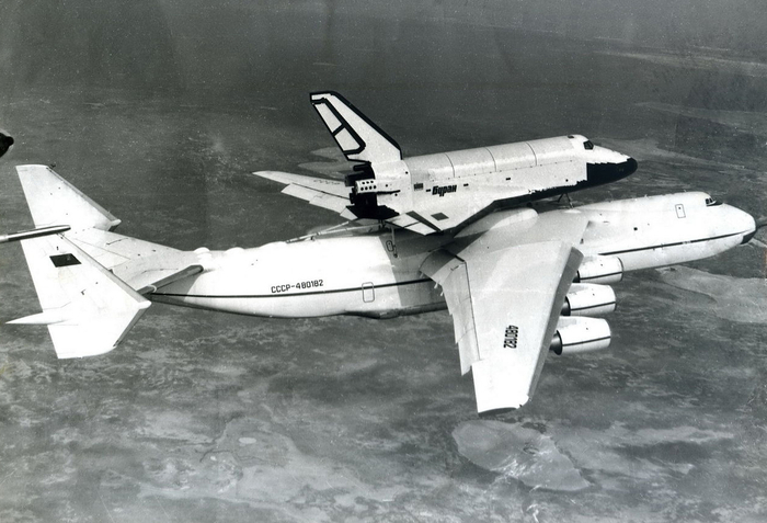 1989年搭载暴风雪号的安-225