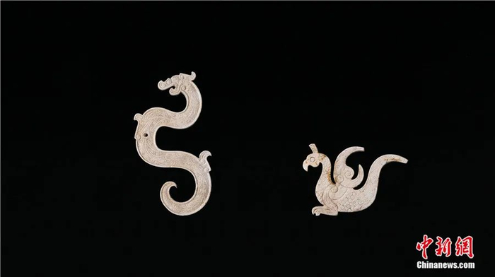 国字山墓葬中出土的玉龙凤。中新社发 江西省文物考古研究院 供图