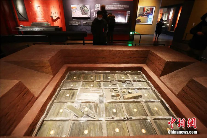 民众参观樟树博物馆内的国字山墓葬模型。中新社记者 刘占昆 摄