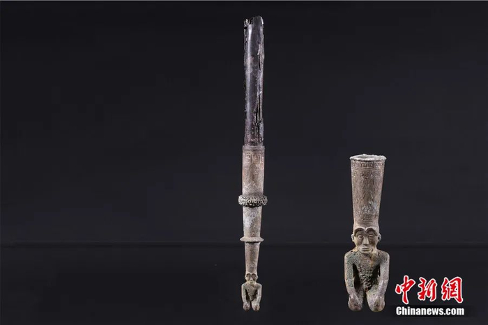 国字山墓葬中出土的青铜跪坐人镦。中新社发 江西省文物考古研究院 供图