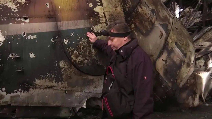 当地时间2022年4月3日，机长德米特罗站在被炸毁的飞机前。