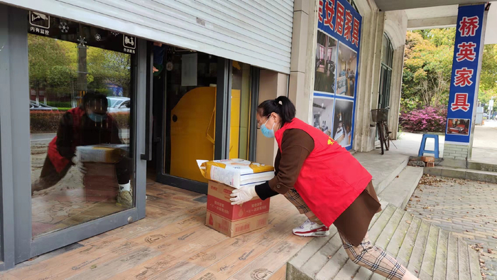 身穿志愿者红马甲的居民区集采集购人员高娟红成了奶粉“进货员”。 本文图均为金山区供图