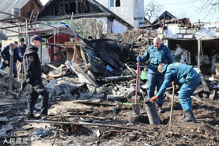 　　当地时间2022年4月5日，乌东部顿涅茨克地区，炮弹击中了一座居民楼的院子，顿涅茨克紧急情况部的成员正在视察该地区。