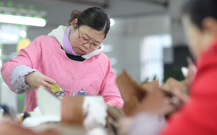 ▲资料图：某地企业员工正在生产。图/新华社