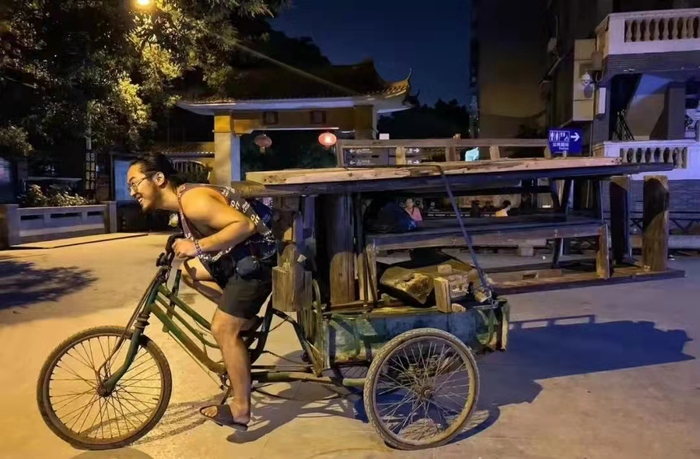 搬破烂的武楷斯。&nbsp; 本文图片均为受访者提供