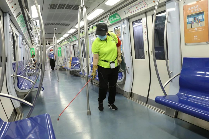 2020年6月21日，工作人员对北京地铁车厢消毒 / 人民视觉 / 视觉中国