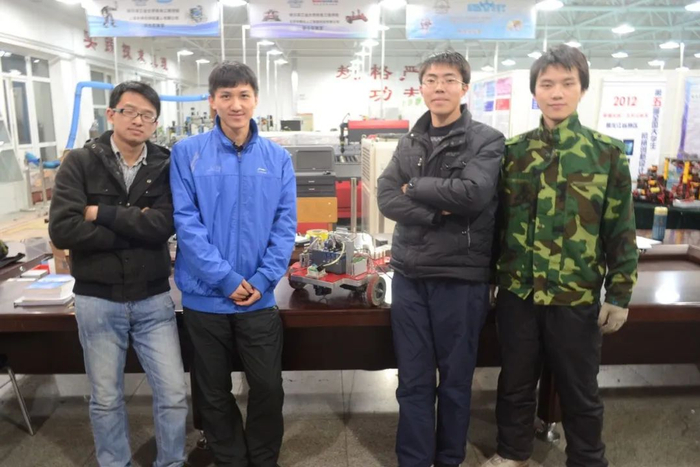 2013年，王永锟（后排右三）在哈工大机器人队的合影。