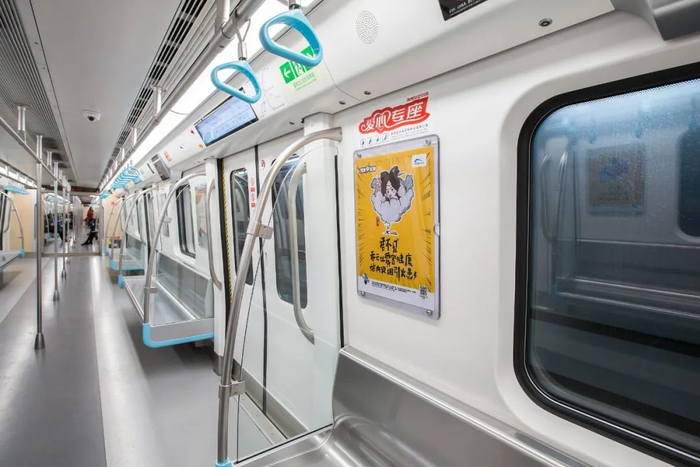 2018年2月2日，成都，地铁七号线内景，座椅使用了“平滑联排设计” 