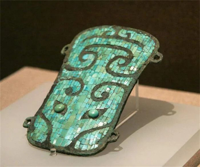 1984年二里头遗址出土嵌绿松石铜牌饰，洛阳博物馆藏。