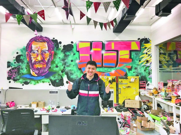 2015年，王永锟在哈工大创业办公室留影。