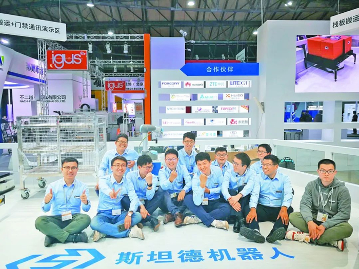 2019年，王永锟（前排右四）带领团队参加展会。