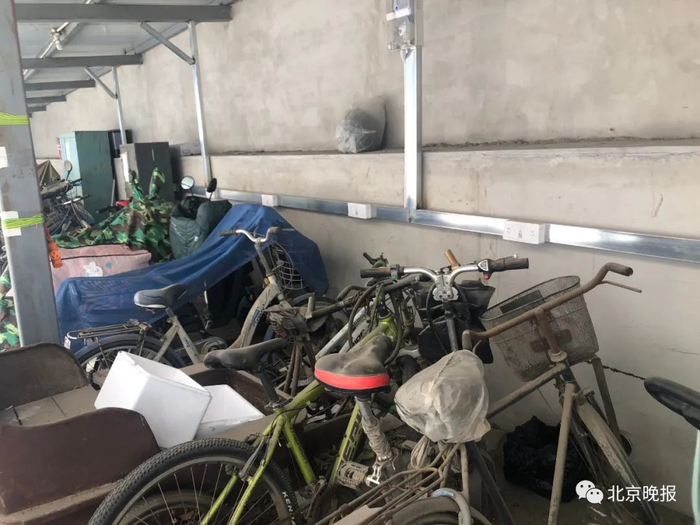 北苑1号楼充电桩鲜有人用，久而久之充电车棚里堆满了满是尘土的旧车。