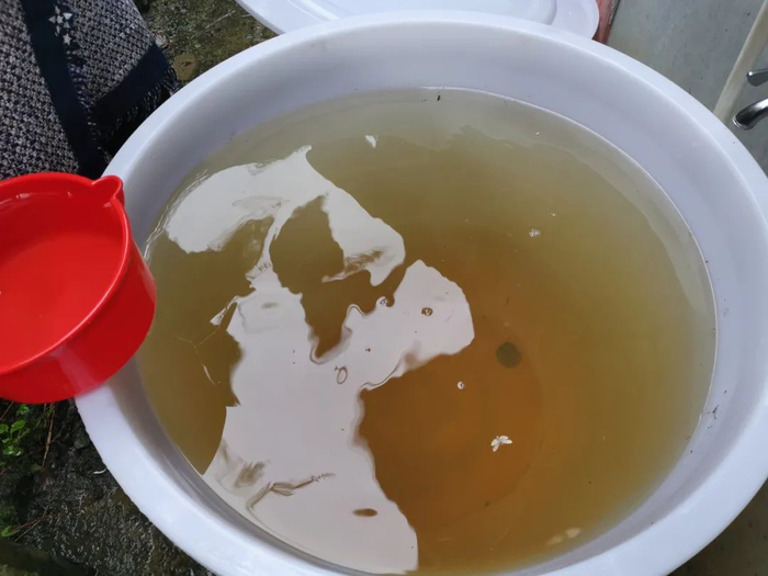 贵州山区一户村民家接出的水明显发黄