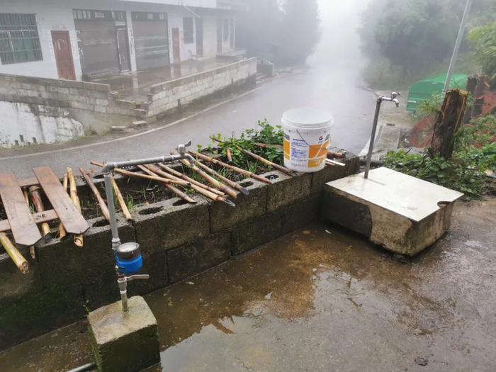 贵州山区一户村民家门口的“两套水管”