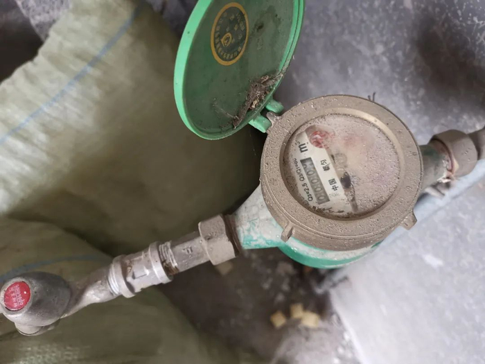 贵州山区一户村民家中的水表，长年没有使用，刻度为“0”