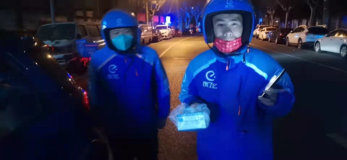 外卖骑手正在交接药品