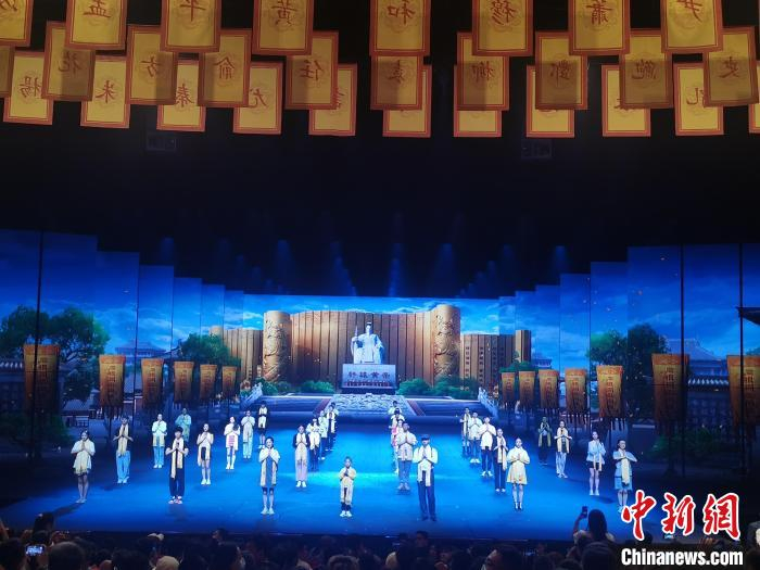 大型沉浸式穿越演绎郑州黄帝千古情。　刘鹏 摄