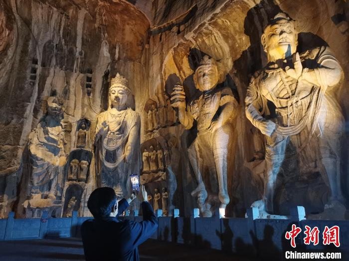夜幕下的洛阳龙门石窟。　刘鹏 摄